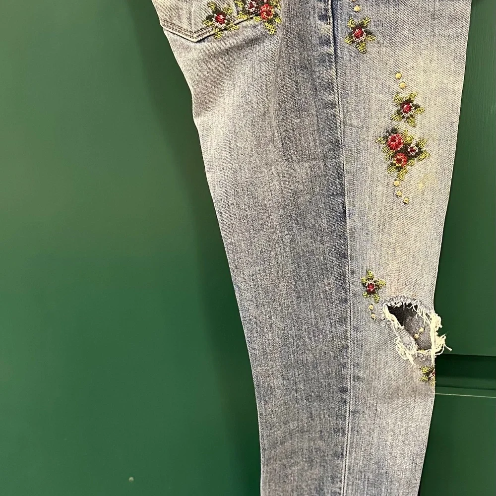 GUESS! - Picture 2 of 7